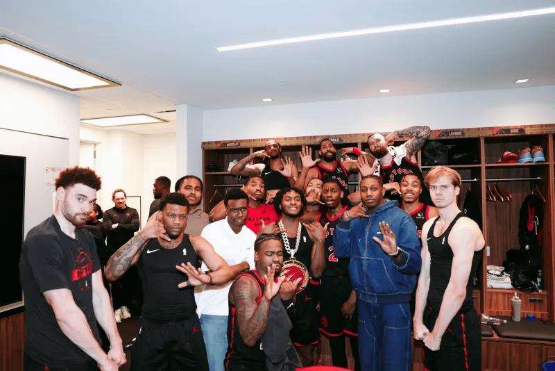 双杀勇士！猛龙官方赛后晒出全队合影：我们这帮兄弟